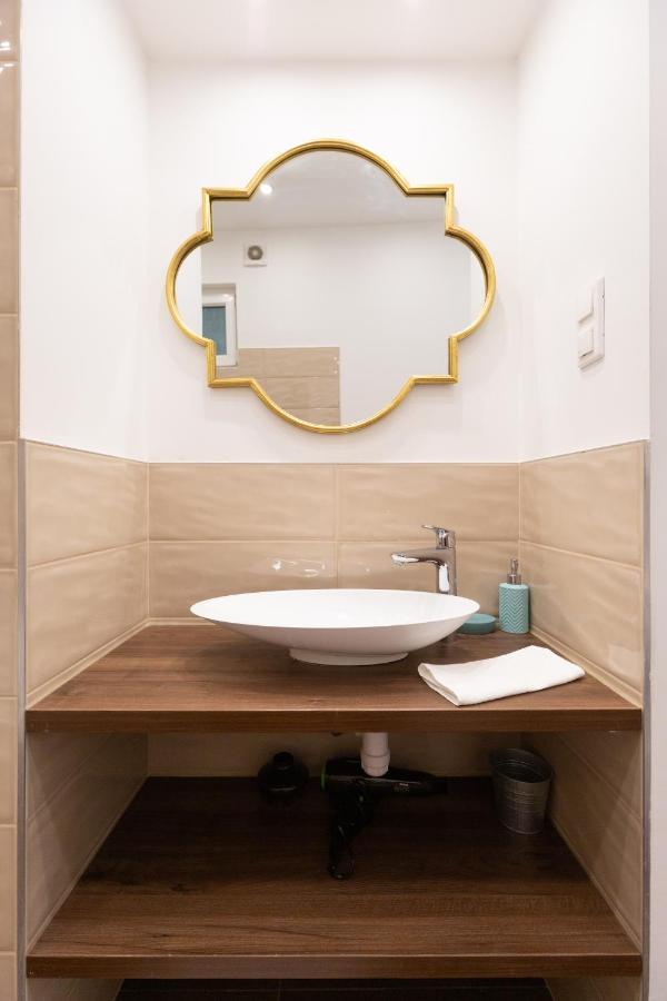 Lovely 2-Bedroom Apartment At The Vaci Street Budapest Exteriör bild