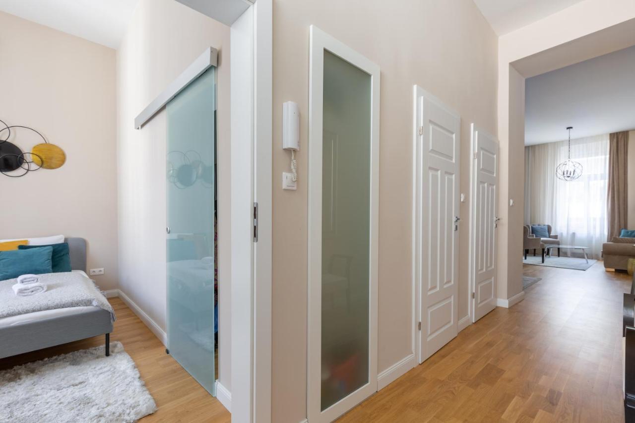 Lovely 2-Bedroom Apartment At The Vaci Street Budapest Exteriör bild