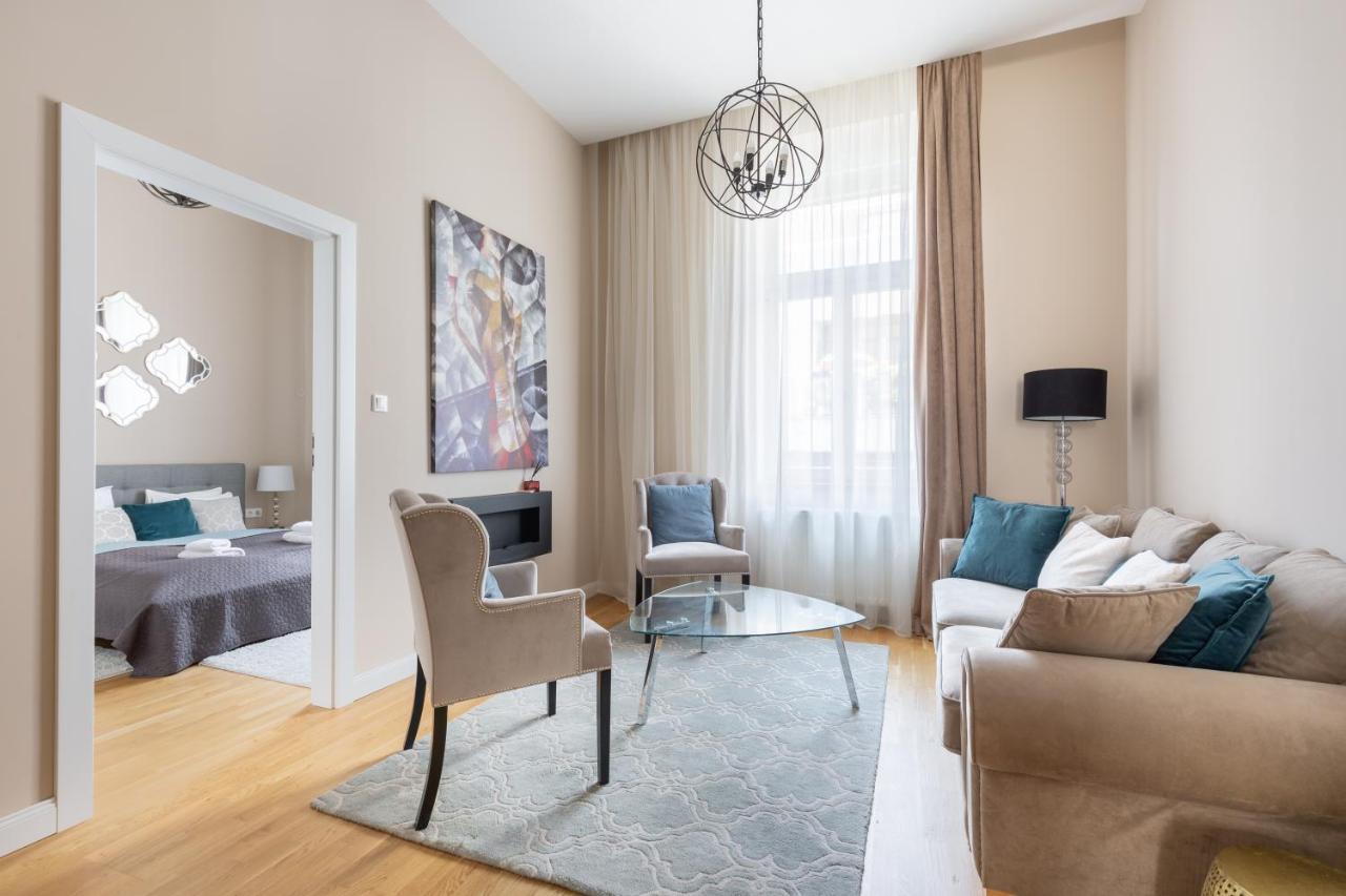 Lovely 2-Bedroom Apartment At The Vaci Street Budapest Exteriör bild